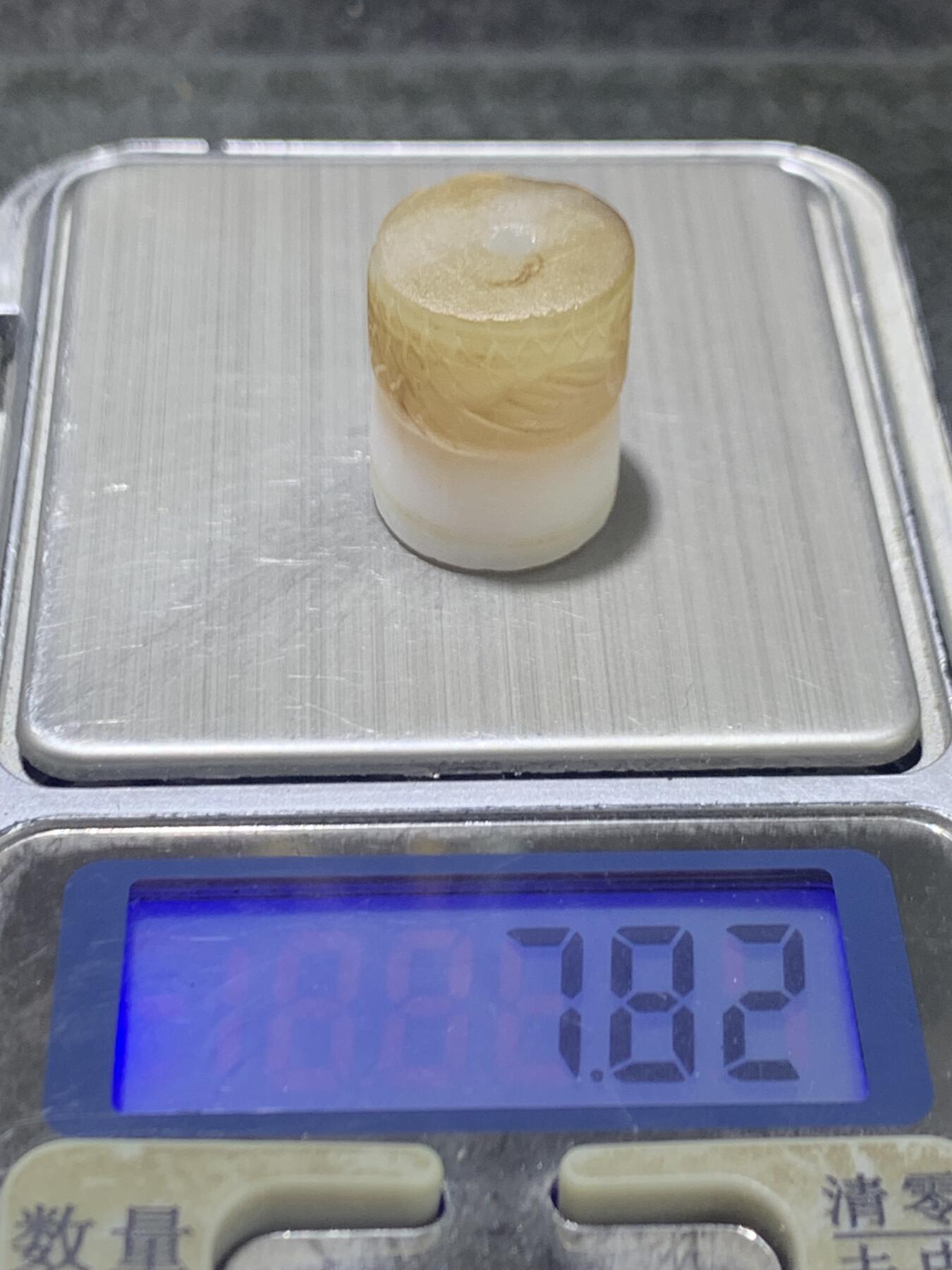 精品亚光药师玛瑙手工雕刻龙鱼桶珠一颗。