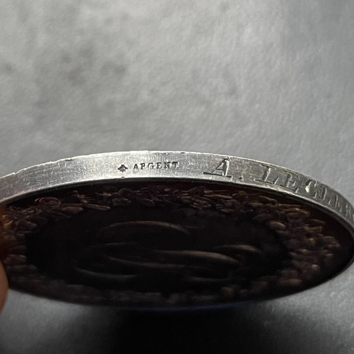 「木头集藏」章牌专场-第42期 1878年法国婚礼大版银章  直径：41.5mm，32.1 g，边铭：蜜蜂 ARGENT，彩色氧化，少见大版。