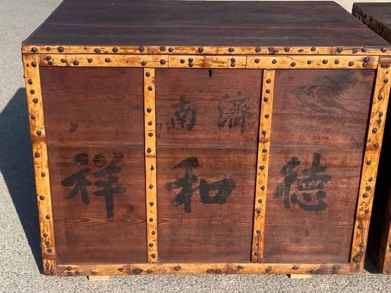 济南，【德和祥】百年老店，京货专卖烟箱一对，极其少见，材质，松柏，四角包铁钉，工艺精湛，皮克老辣，自然光实拍，尺寸见图......