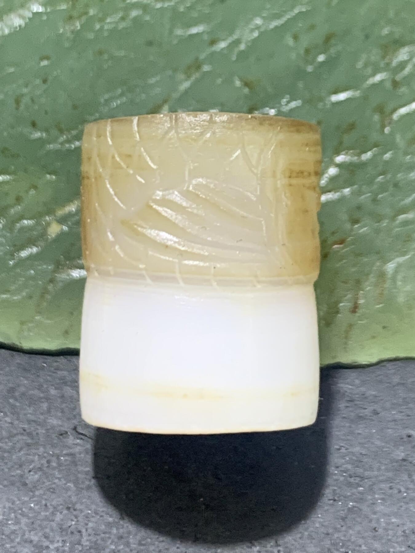 精品亚光药师玛瑙手工雕刻龙鱼桶珠一颗。