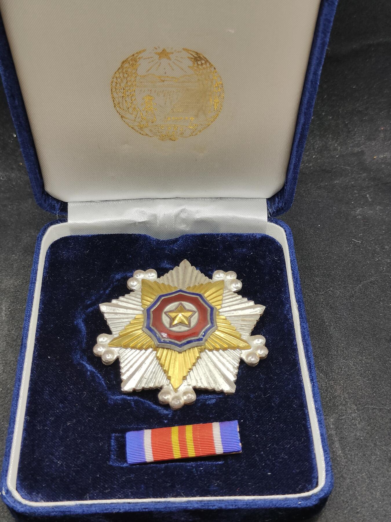全场0元起拍 第163期 咸鱼国勋章拍卖专场 6月9日（周日）下午6：00开始 朝总联版烫金国徽盒朝鲜二级国旗勋章带盒略