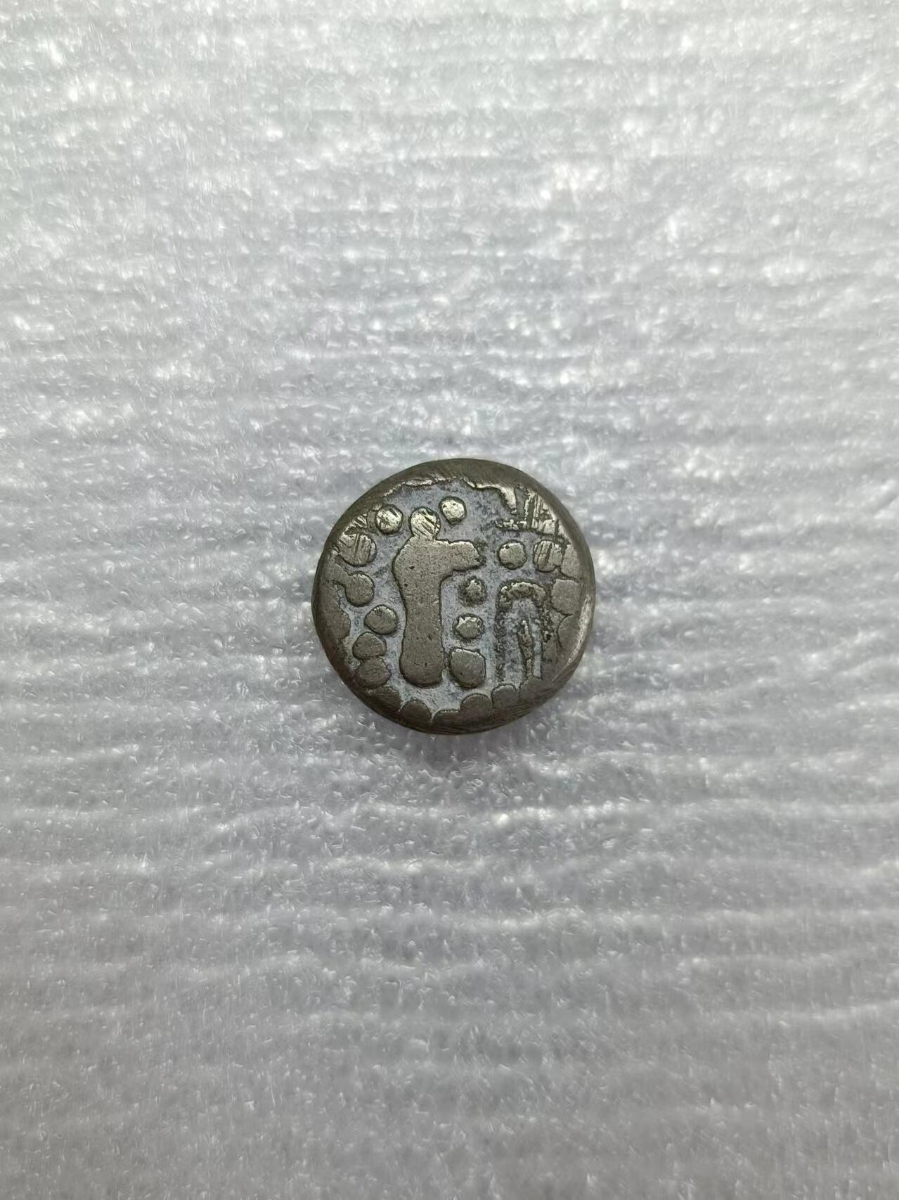 源泉斋6.15精品丝路-印度币 晚期印度古吉拉特查拉建1德拉克马银币，抽象化的萨珊人像和圣火坛