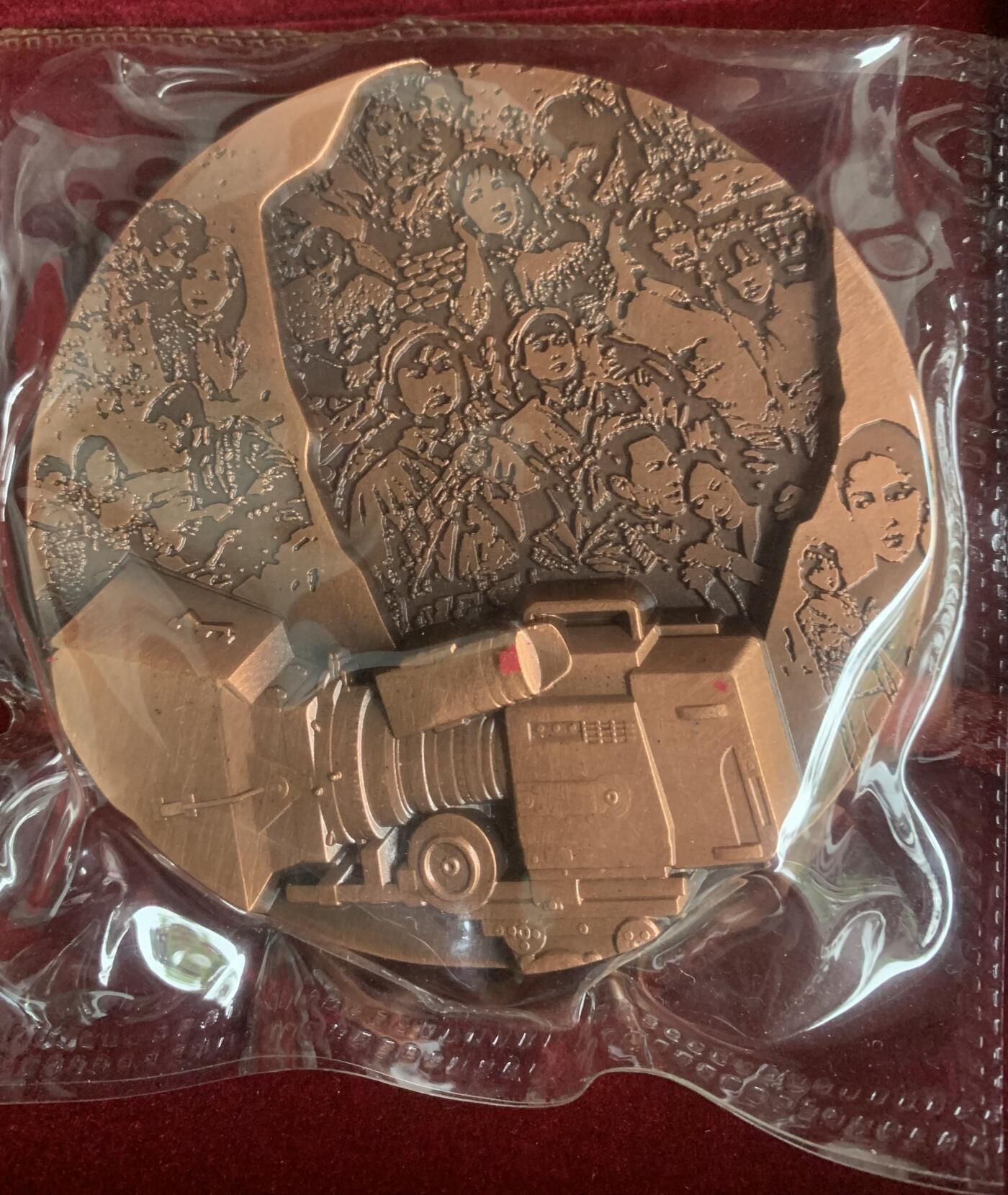 上海厂造币厂：罗永辉谢晋大铜章（黄紫一对）