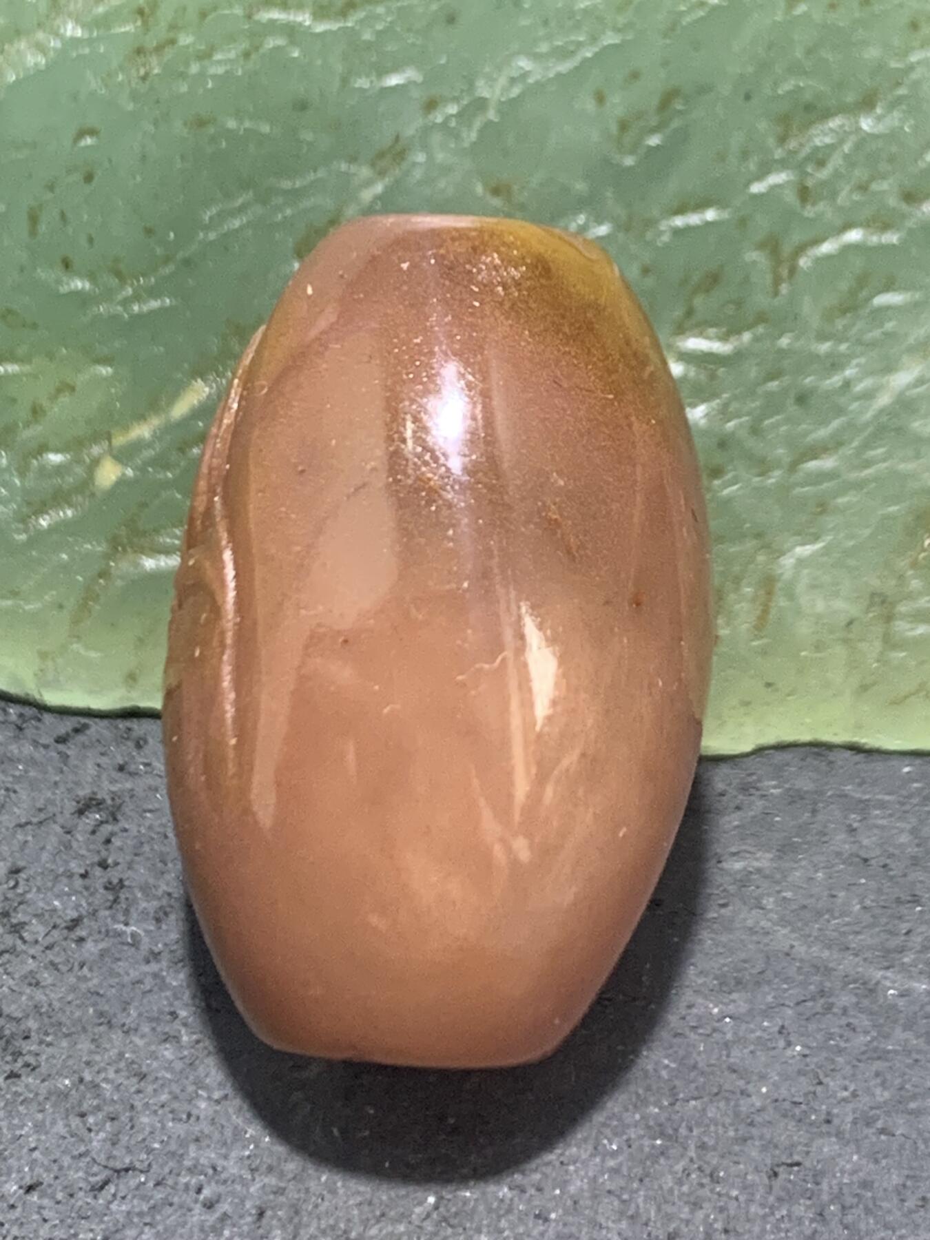 精美亚光战国红玛瑙手工雕刻荷花桶珠一个，
