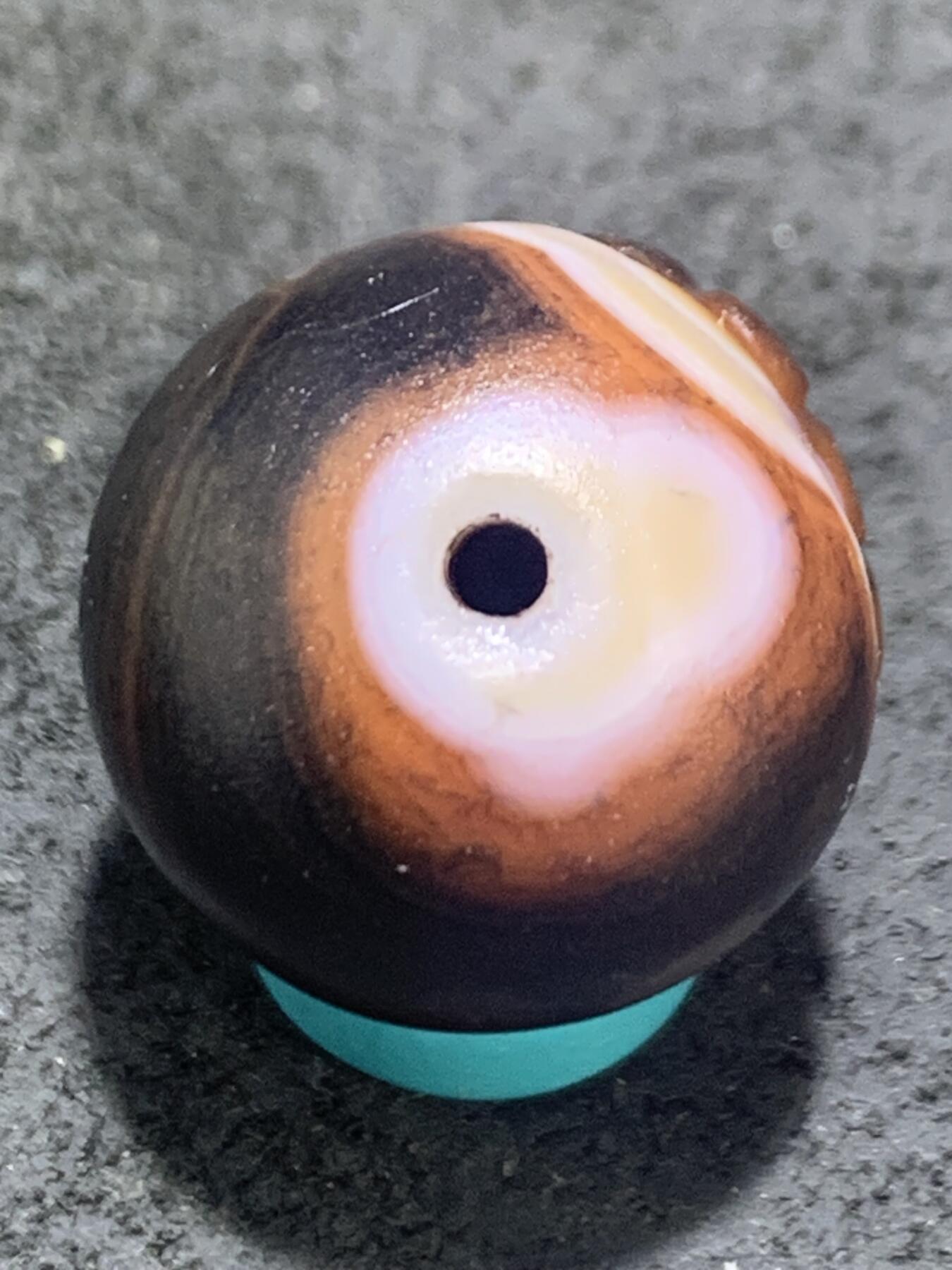 精美缠丝玛瑙雕刻太阳花随形珠一颗，