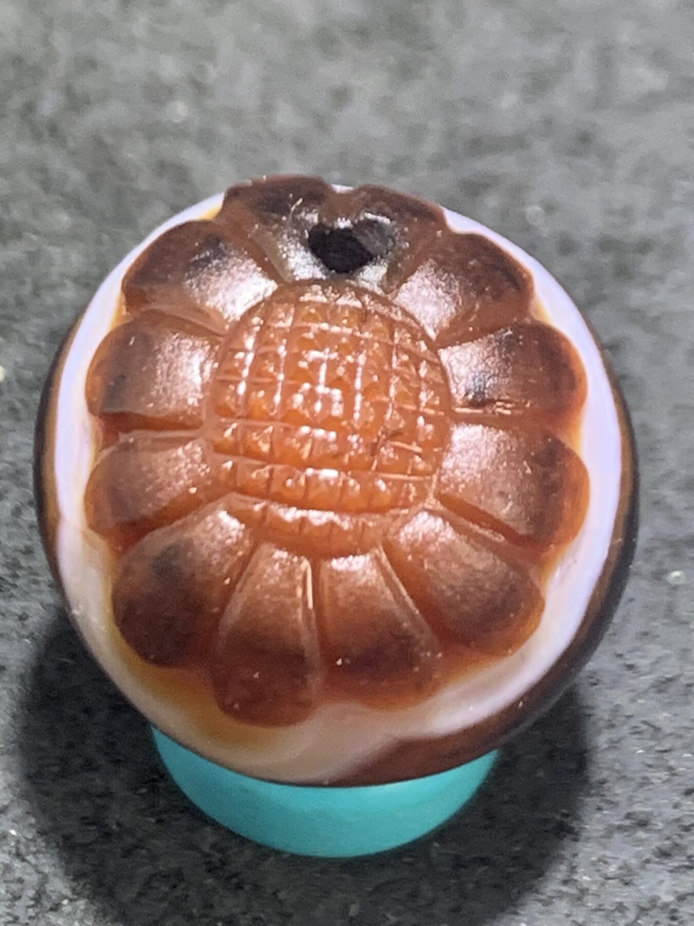 精美缠丝玛瑙雕刻太阳花随形珠一颗，