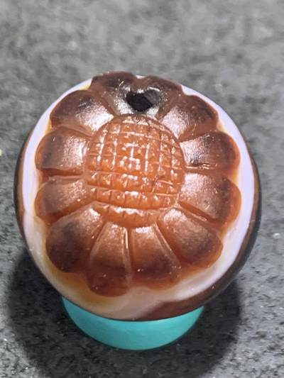 精美缠丝玛瑙雕刻太阳花随形珠一颗， - 精美缠丝玛瑙雕刻太阳花随形珠一颗，