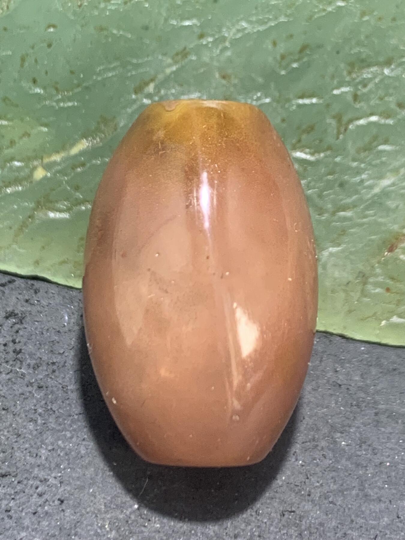 精美亚光战国红玛瑙手工雕刻荷花桶珠一个，