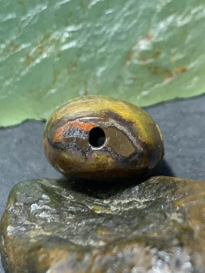 精美亚光草花纹战国红玛瑙手工俏色巧雕灵蛇灵芝勒子一个， 精美亚光草花纹战国红玛瑙手工俏色巧雕灵蛇灵芝勒子一个，