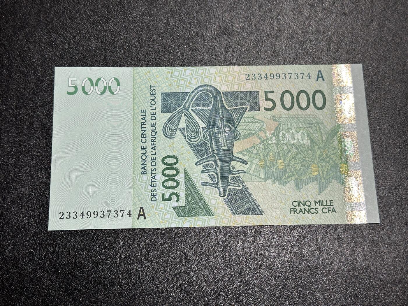 《外钞收藏家》第三百八十二期 2003年西非5000法郎 全新 UNC  A冠