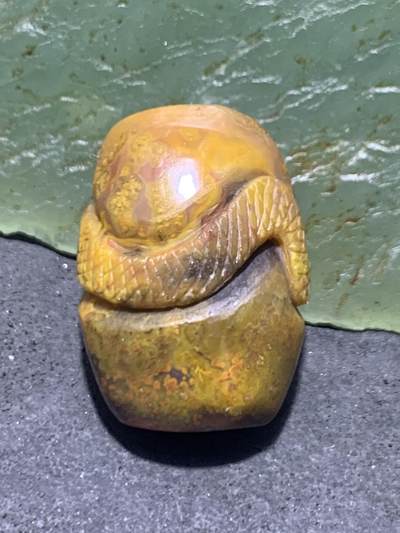 精美亚光草花纹战国红玛瑙手工俏色巧雕灵蛇灵芝勒子一个， 精美亚光草花纹战国红玛瑙手工俏色巧雕灵蛇灵芝勒子一个，