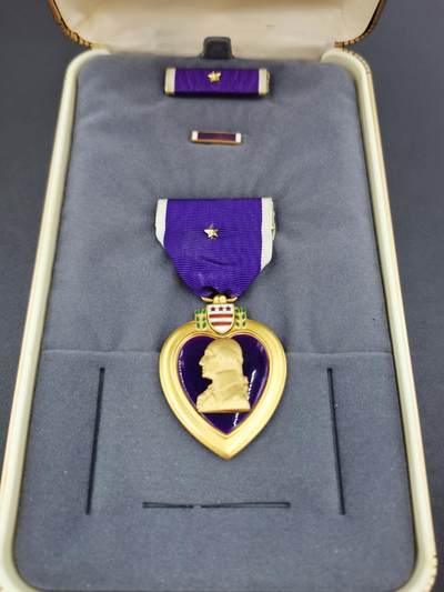 老王徽章第四十三期 - 美国紫心勋章    皮盒带略和珐琅略   少见带金星嘉奖勋饰   大全套 