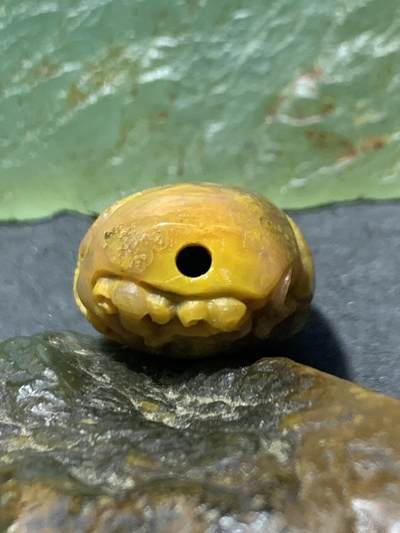 精美亚光草花纹战国红玛瑙手工俏色巧雕灵蛇灵芝勒子一个， 精美亚光草花纹战国红玛瑙手工俏色巧雕灵蛇灵芝勒子一个，