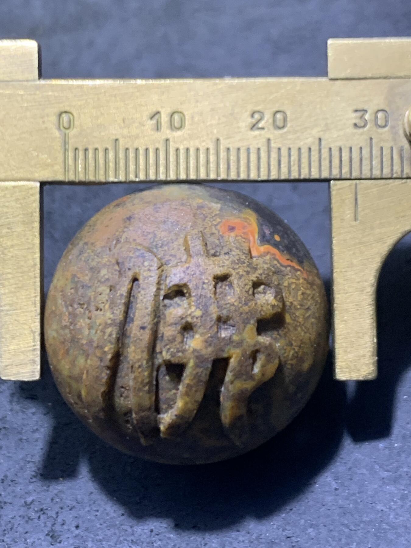 精美战国红玛瑙亚光手工雕刻佛字随形大圆珠一颗