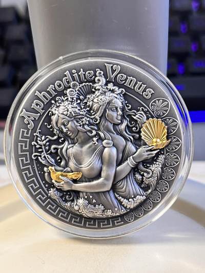 【麦稀奇世界钱币展】【海寕潮】拍卖第114期大拍 - 【海寧潮】纽埃2020年胜利女神系列阿佛洛狄忒和维纳斯2盎司纪念银币，999银，发行量500枚