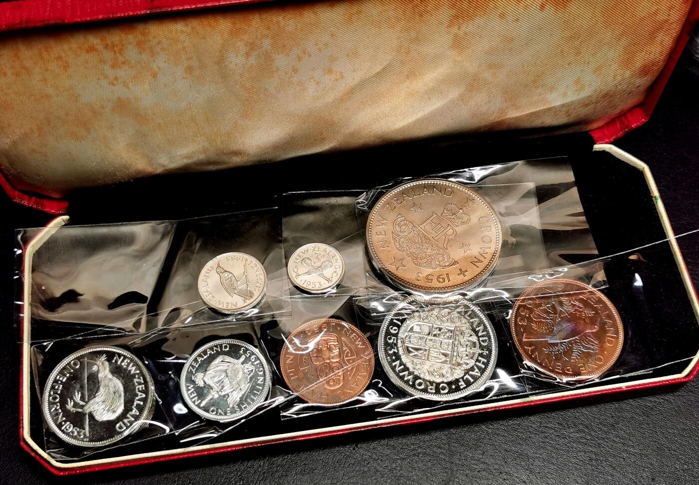 凡希社世界钱币微拍第二百七十二期 1953新西兰伊丽莎白加冕精铸PS附原盒，除个别铜币自然氧化以外，整体品相极佳的一套！