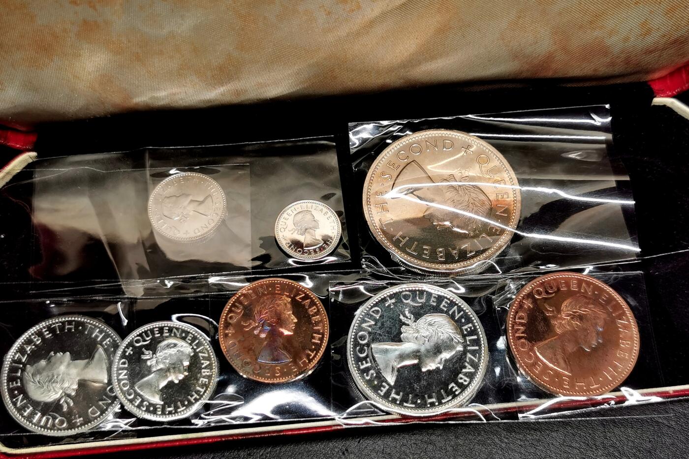 凡希社世界钱币微拍第二百七十二期 1953新西兰伊丽莎白加冕精铸PS附原盒，除个别铜币自然氧化以外，整体品相极佳的一套！