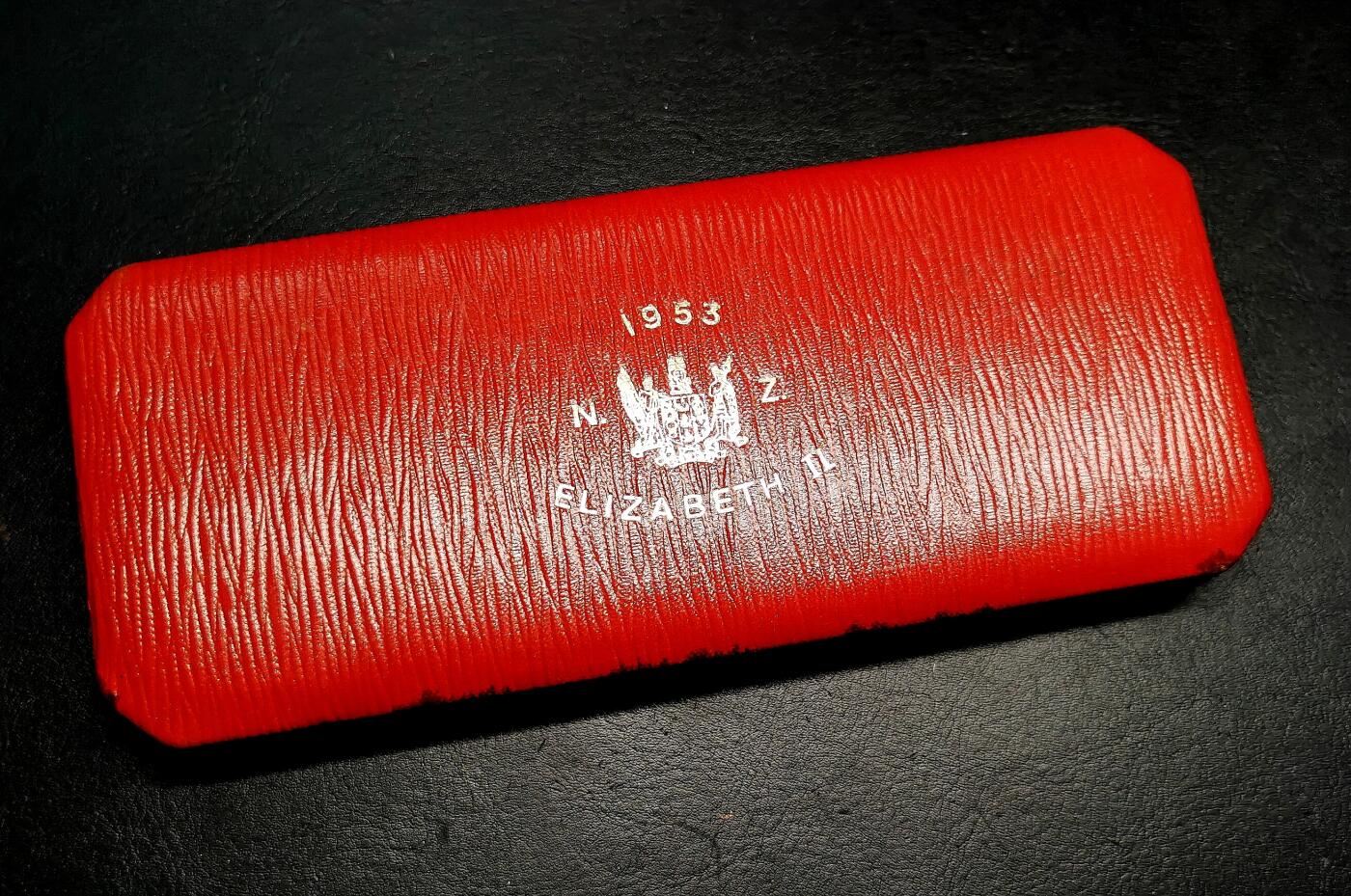 凡希社世界钱币微拍第二百七十二期 1953新西兰伊丽莎白加冕精铸PS附原盒，除个别铜币自然氧化以外，整体品相极佳的一套！