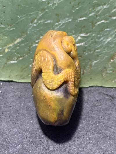 精美亚光草花纹战国红玛瑙手工俏色巧雕灵蛇灵芝勒子一个， 精美亚光草花纹战国红玛瑙手工俏色巧雕灵蛇灵芝勒子一个，