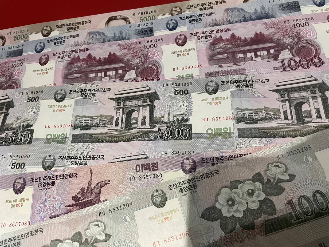 世界各国纸币、朝鲜钞、连体钞、测试钞、套币等专场 【第5场】 金日成诞辰100周年纪念连体钞 一套带原筒，含证书（筒有折痕） 【含2002年5、10、50元24连体、2008年100-5000元28连体】共9张全套连体钞。全新UNC