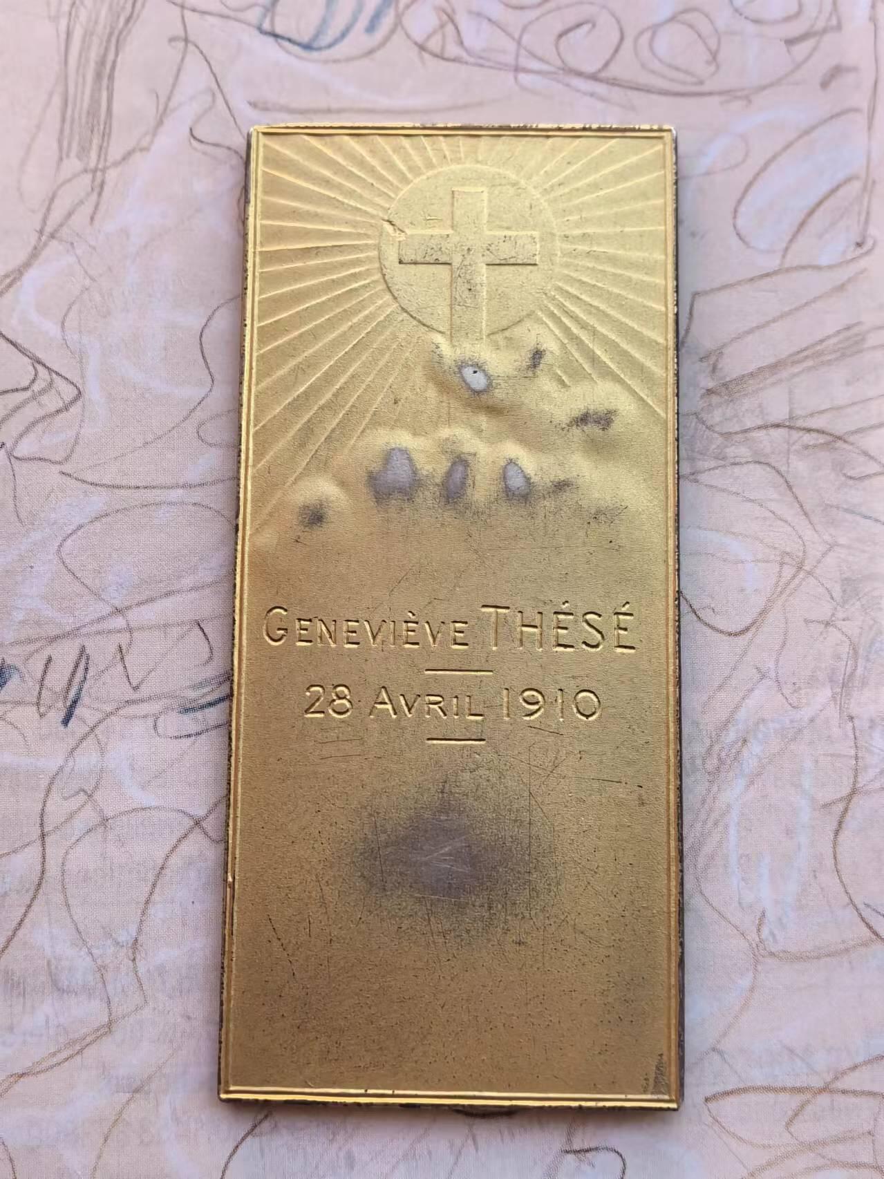 麦稀奇世界钱币展精品章牌第二十四期 法国圣母抱子镀金银章，28x65mm。