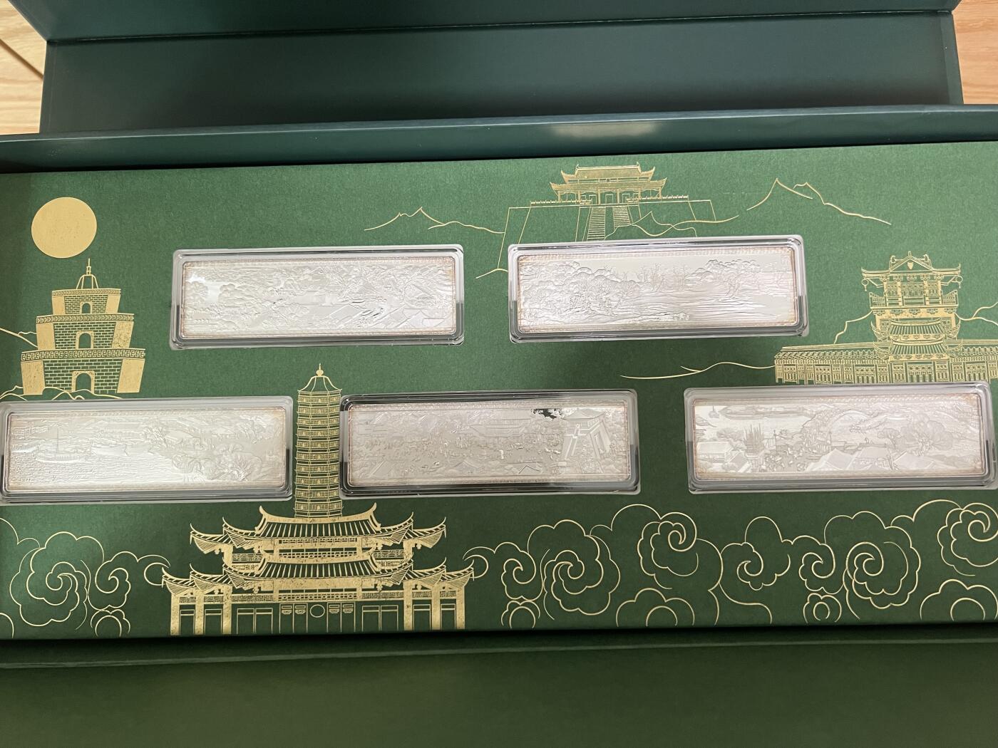 白泽拍卖卡牌专场第3期（端午小HIGH） 2023 清明上河图全景纪念章礼盒 章规格97*28mm*5 长卷规格10cm宽近5米长