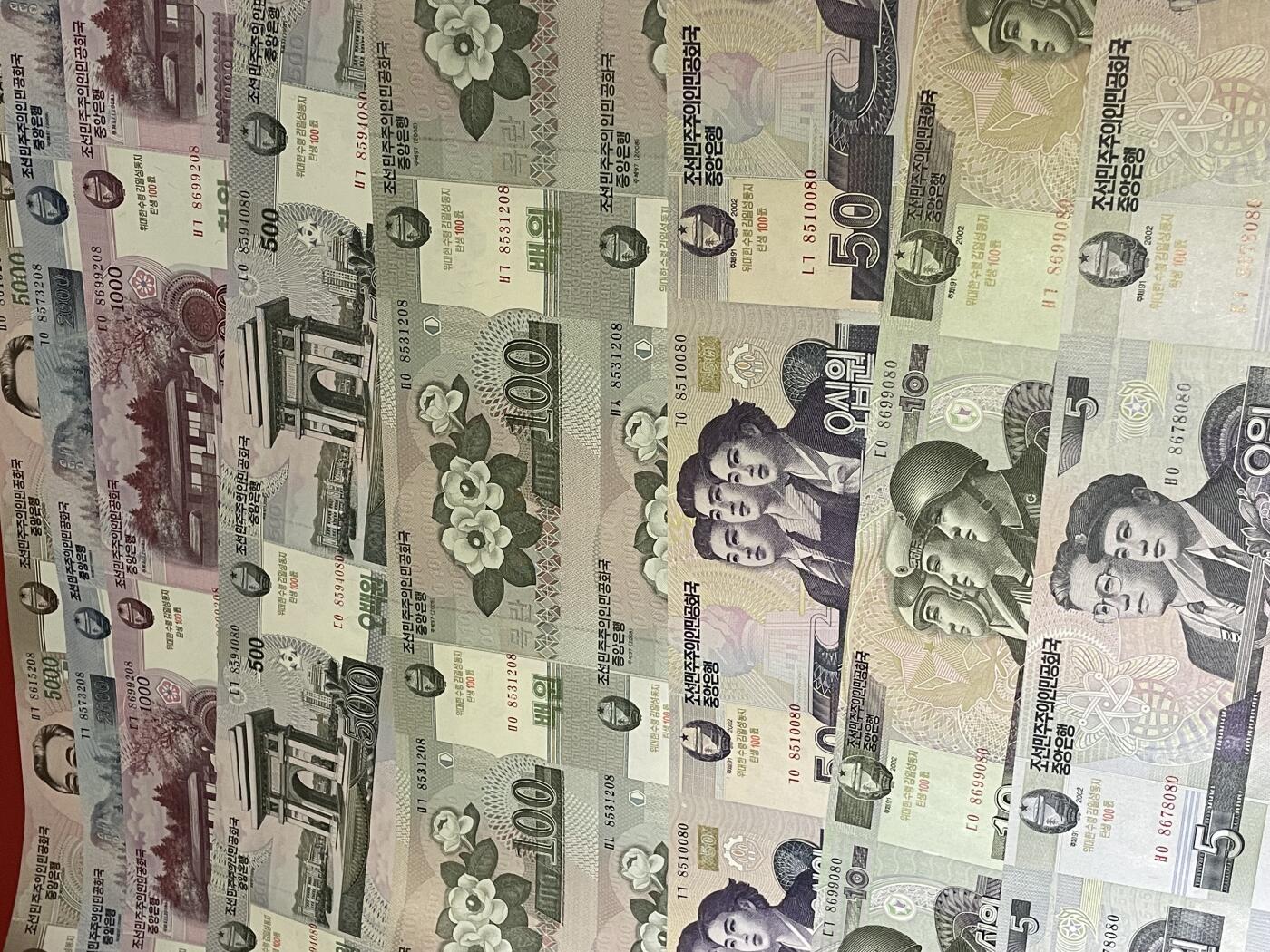 世界各国纸币、朝鲜钞、连体钞、测试钞、套币等专场 【第5场】 金日成诞辰100周年纪念连体钞 一套带原筒，含证书（筒有折痕） 【含2002年5、10、50元24连体、2008年100-5000元28连体】共9张全套连体钞。全新UNC