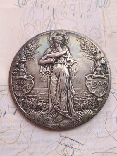 麦稀奇世界钱币展精品章牌第二十四期 - 1909 年荷兰银章，朱莉安娜公主诞生，直径 65mm，边缘银标。 正面是圣母抱着婴儿，背面是荷兰女王威廉明娜和丈夫的肖像。