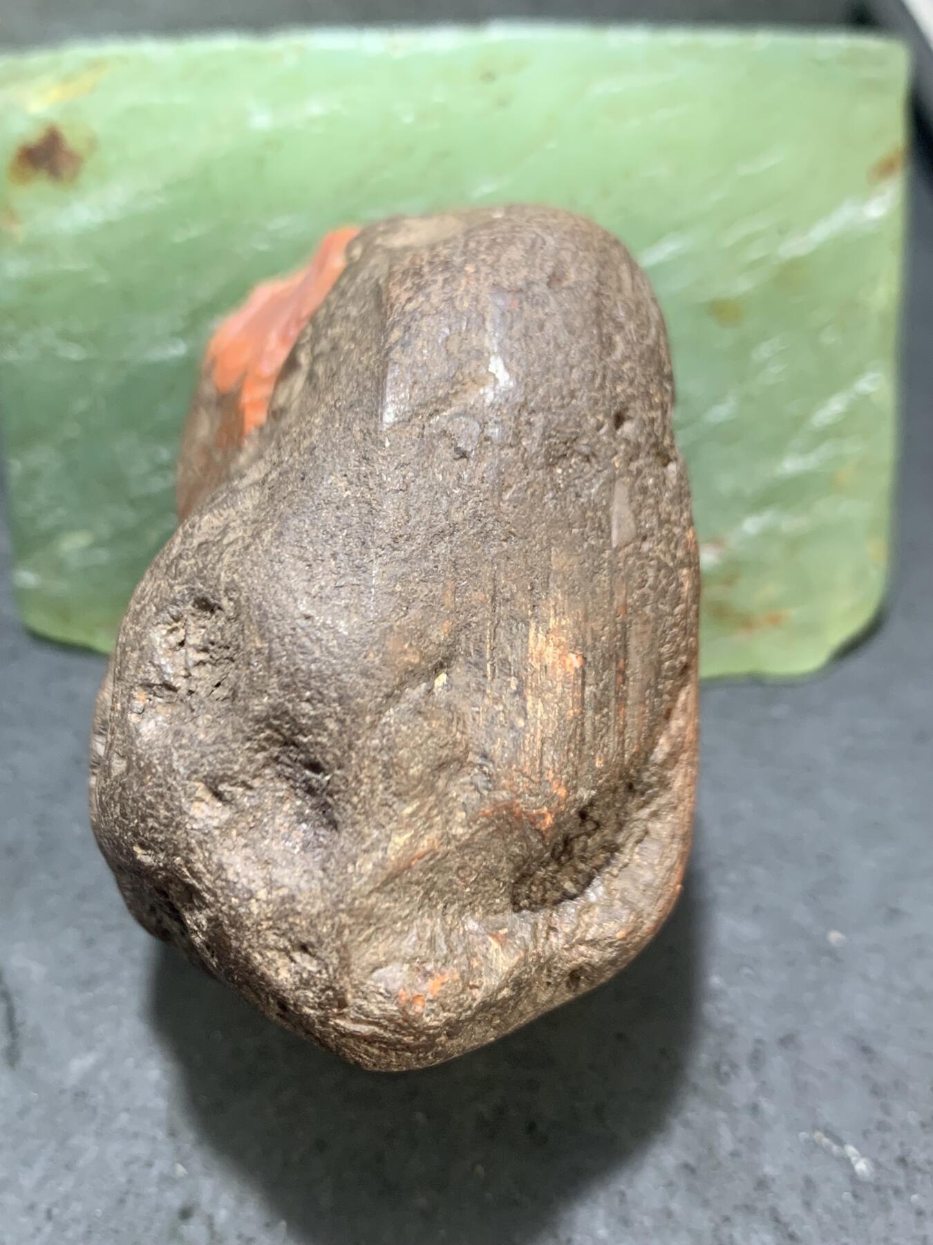精美铁皮开窗料千层纹南红玛瑙原石一颗，