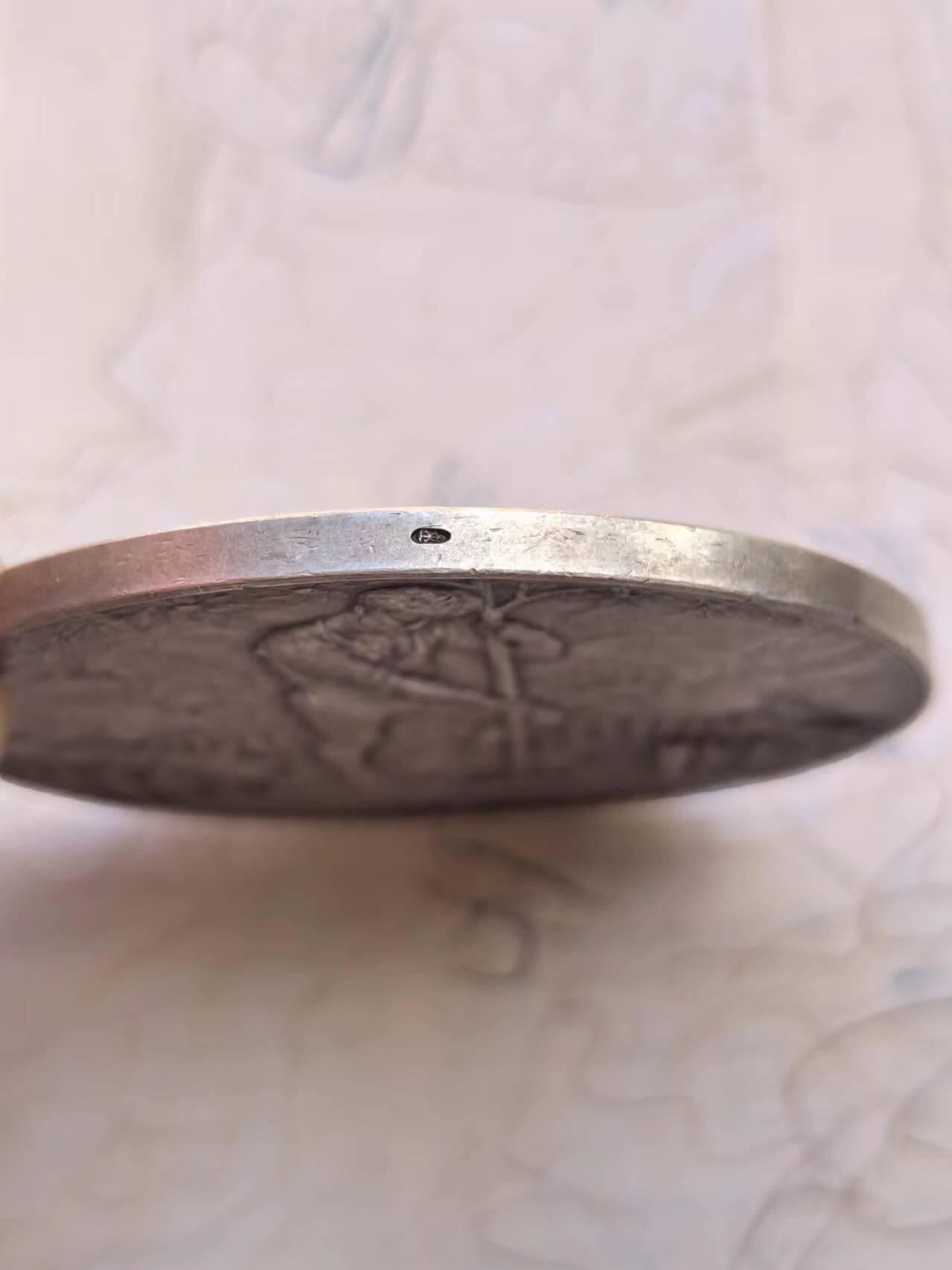 麦稀奇世界钱币展精品章牌第二十四期 1913年荷兰独立一百周年银章，66mm110g。一个年轻男性拆除了拿破仑的鹰像围栏，并种下自由之树，背面是荷兰皇家纹章和独立一百周年的文字。