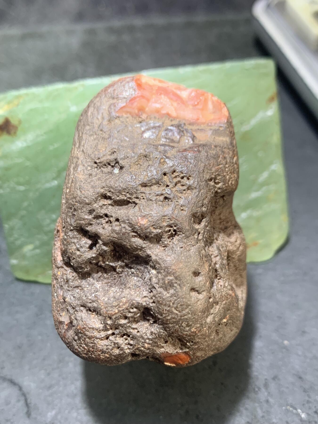 精美铁皮开窗料千层纹南红玛瑙原石一颗，