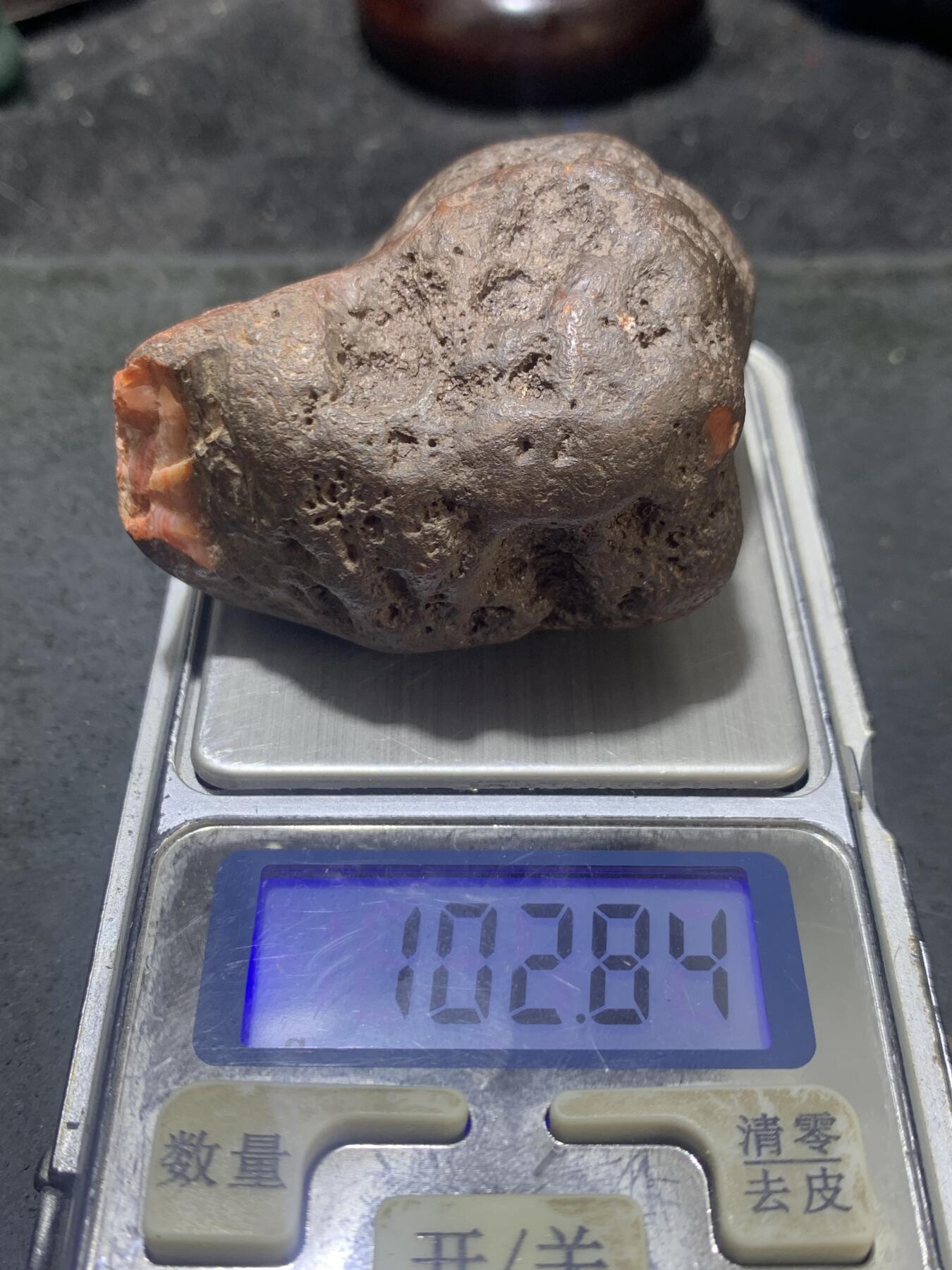 精美铁皮开窗料千层纹南红玛瑙原石一颗，