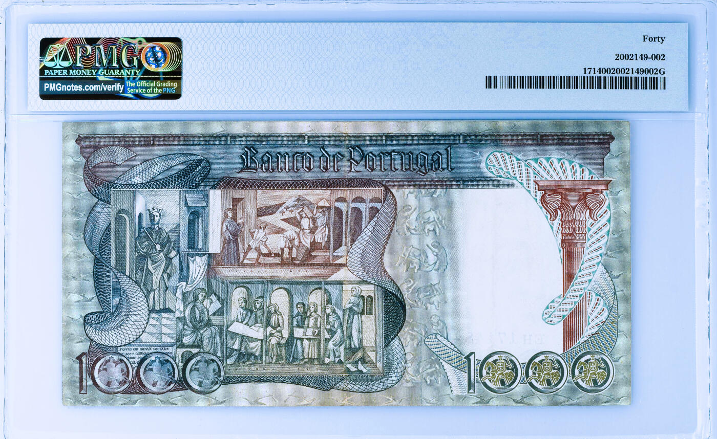 【Blue Auction】✨世界纸币精拍第489期【精】 葡萄牙 1965年1000埃斯库多最高值 PMG40 正面为“诗人国王”迪尼什一世 是最早鼓励建立商船队和海上力量的葡萄牙国王 反面描绘1290年里斯本大学成立时的场景 （不论什么原因，1965年版的1000埃斯库多注定是命运多舛的，尽管两面都设计精美大气，但它的流通时间却很短，不到两年。1967年即被新版替代，使得其存世量稀少。这张纸币可以说是近现代葡萄牙纸币的代表，很多玩家手上都缺这张）