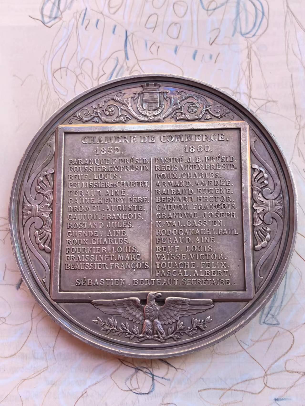麦稀奇世界钱币展精品章牌第二十四期 1860年法国银章，纪念马赛商业宫建成（现为马赛证券交易所），直径73mm重221g，原铸手指边铭，章牌大师Oudiné作品。