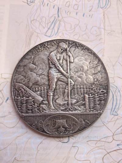 麦稀奇世界钱币展精品章牌第二十四期 - 1913年荷兰独立一百周年银章，66mm110g。一个年轻男性拆除了拿破仑的鹰像围栏，并种下自由之树，背面是荷兰皇家纹章和独立一百周年的文字。