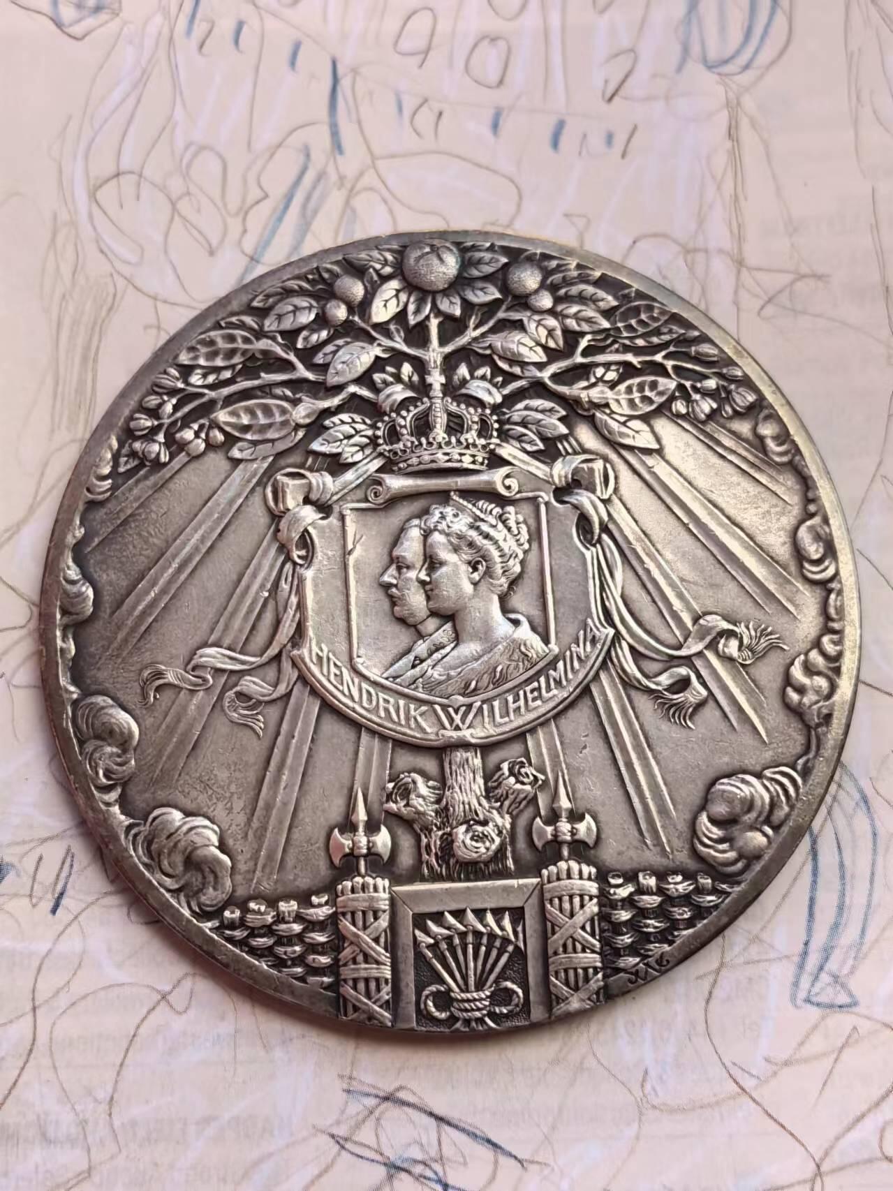 麦稀奇世界钱币展精品章牌第二十四期 1909 年荷兰银章，朱莉安娜公主诞生，直径 65mm，边缘银标。 正面是圣母抱着婴儿，背面是荷兰女王威廉明娜和丈夫的肖像。