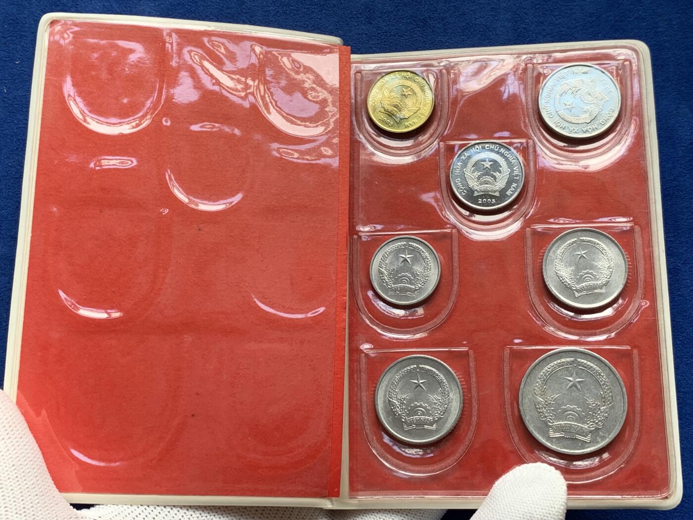 《竞宝斋》第277场- 周日，周一 2场连拍 （全场包邮） 越南 7枚装 套币 比较少见的装帧方式 年份 状态 请见图