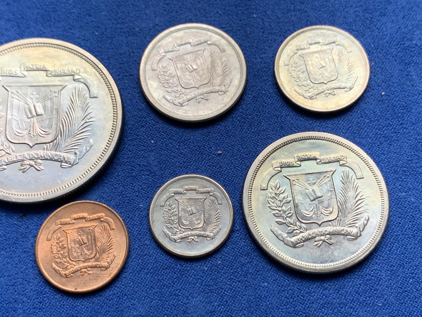 《竞宝斋》第277场- 周日，周一 2场连拍 （全场包邮） 多米尼加1980年套币6枚 未流通品 带该国中央银行纸袋