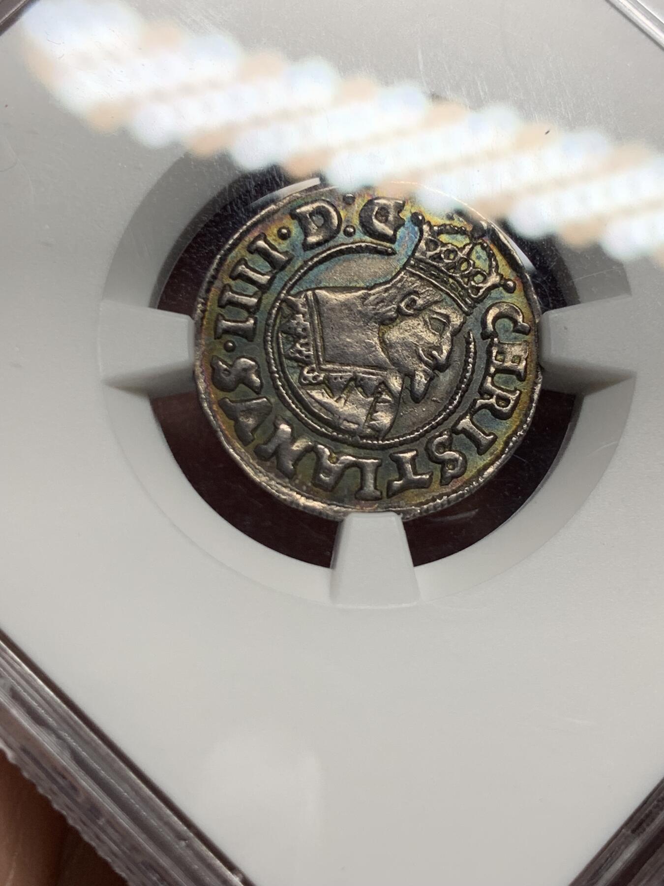 《竞宝斋》第277场- 周日，周一 2场连拍 （全场包邮） 稀缺 NGC MS62 丹麦 1643 1/16SD银币1617年丹麦国王克里斯蒂安四世（Christian IV)在易北河边建立了小城Glückstadt(中文名“格吕克斯塔特”）。城名在德文中意为“幸福城”。克里斯蒂安国王说，“这里应该幸福，也必须幸福，因此称为幸福城”。市徽为幸福女神Fortuna。 现属德国石荷州(Schleswig Holstein)，离开汉堡市中心约40分钟的慢车车程。