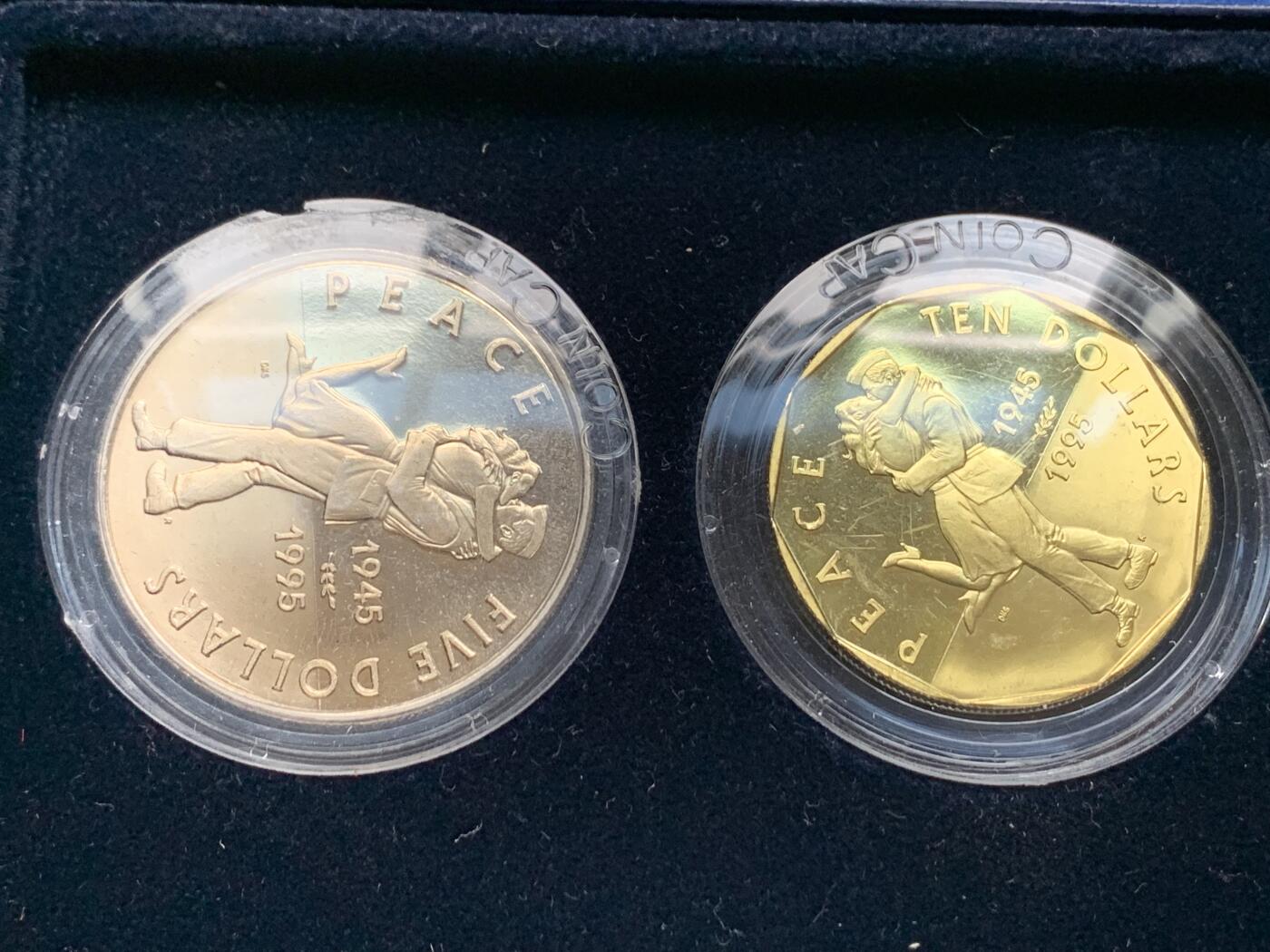 《竞宝斋》第277场- 周日，周一 2场连拍 （全场包邮） 马绍尔1995年二战胜利纪念套装 带证书 原塑胶盒有损，此套面值30美元，由威斯敏斯特（Westminster）公司装祯。