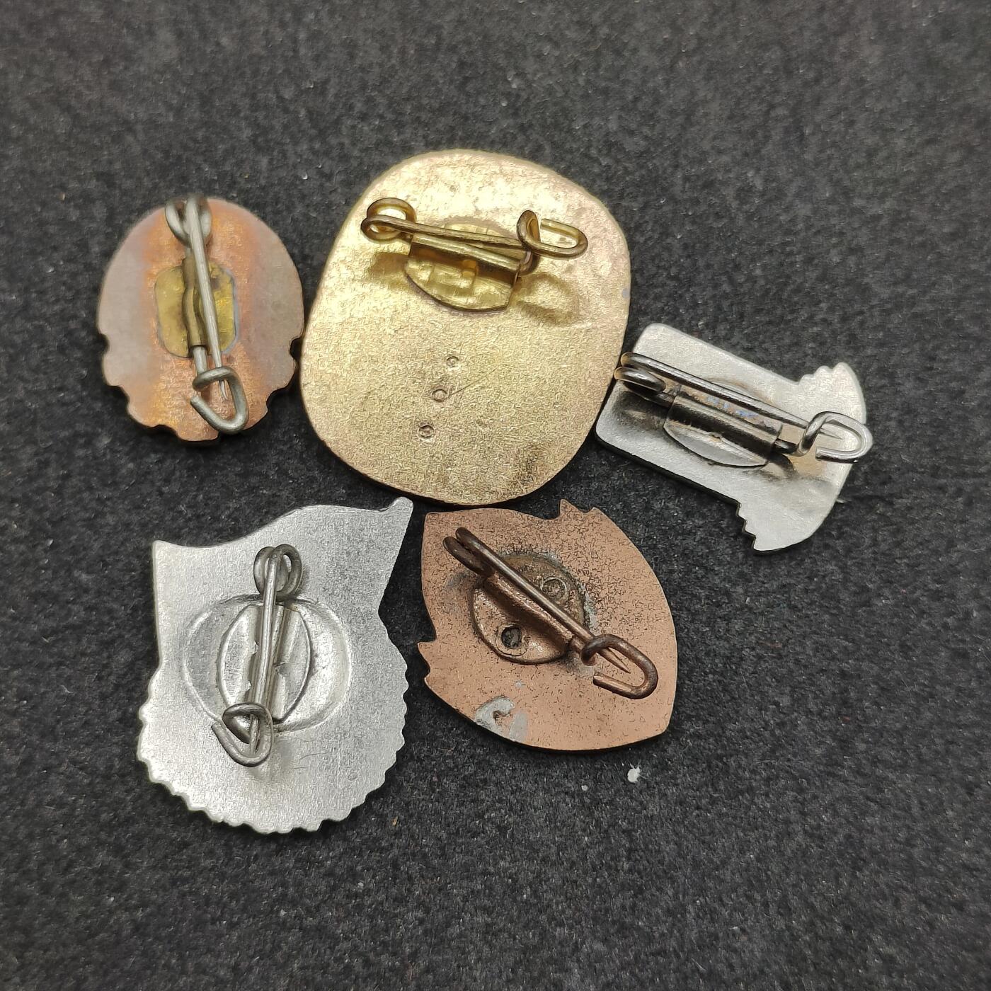 全场0元起拍 第164期 咸鱼国勋章拍卖专场 6月12日（周三）下午6：00开始 东德徽章一组五个