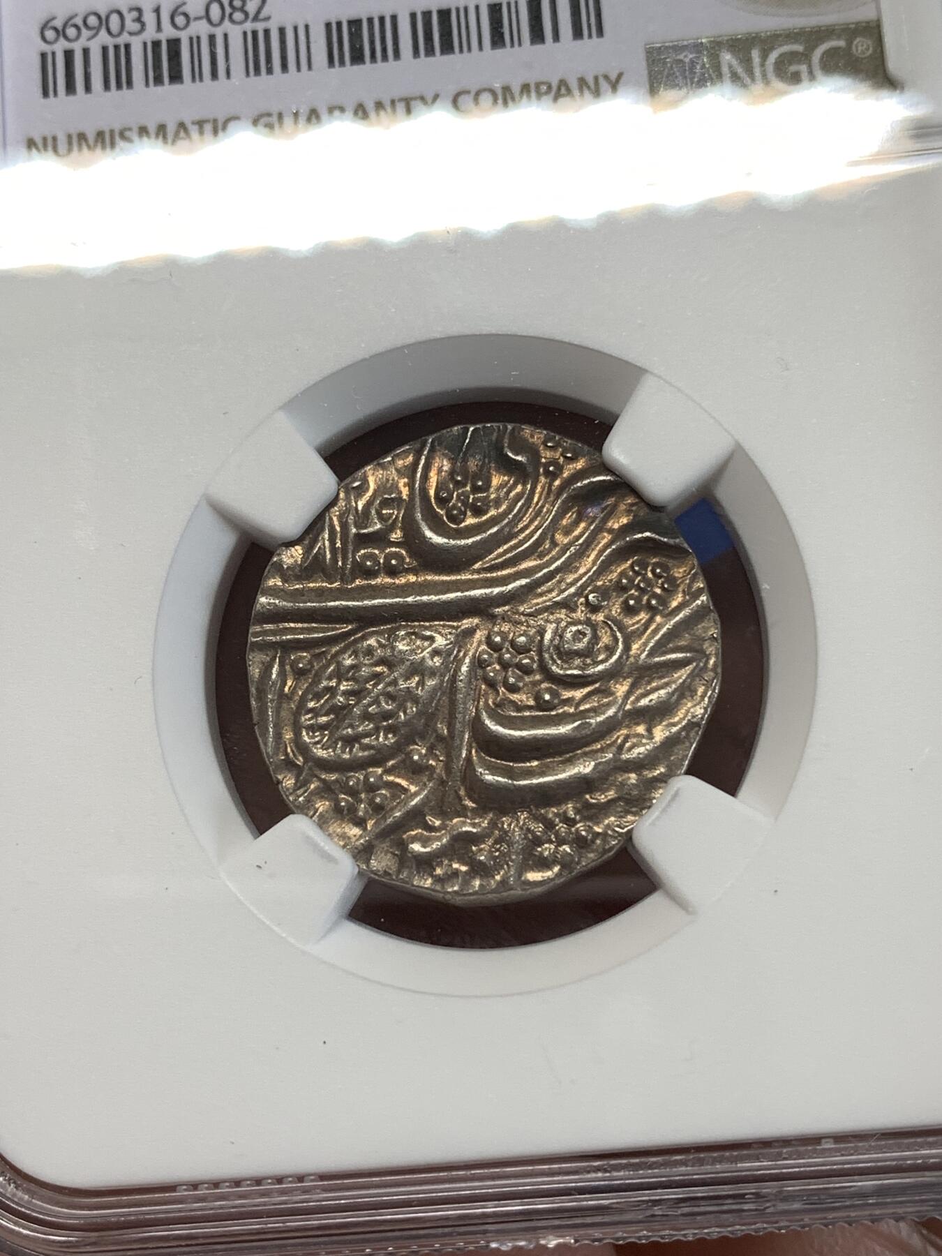 《竞宝斋》第277场- 周日，周一 2场连拍 （全场包邮） NGC MS61 北印度锡克帝国VS1884年（公元1827年）卢比银币 直径约22mm，币重约11克，币文为波斯语，正面为菩提叶和造币地阿姆利则，以及维克拉姆历（V.S.）写就的具体打制年份