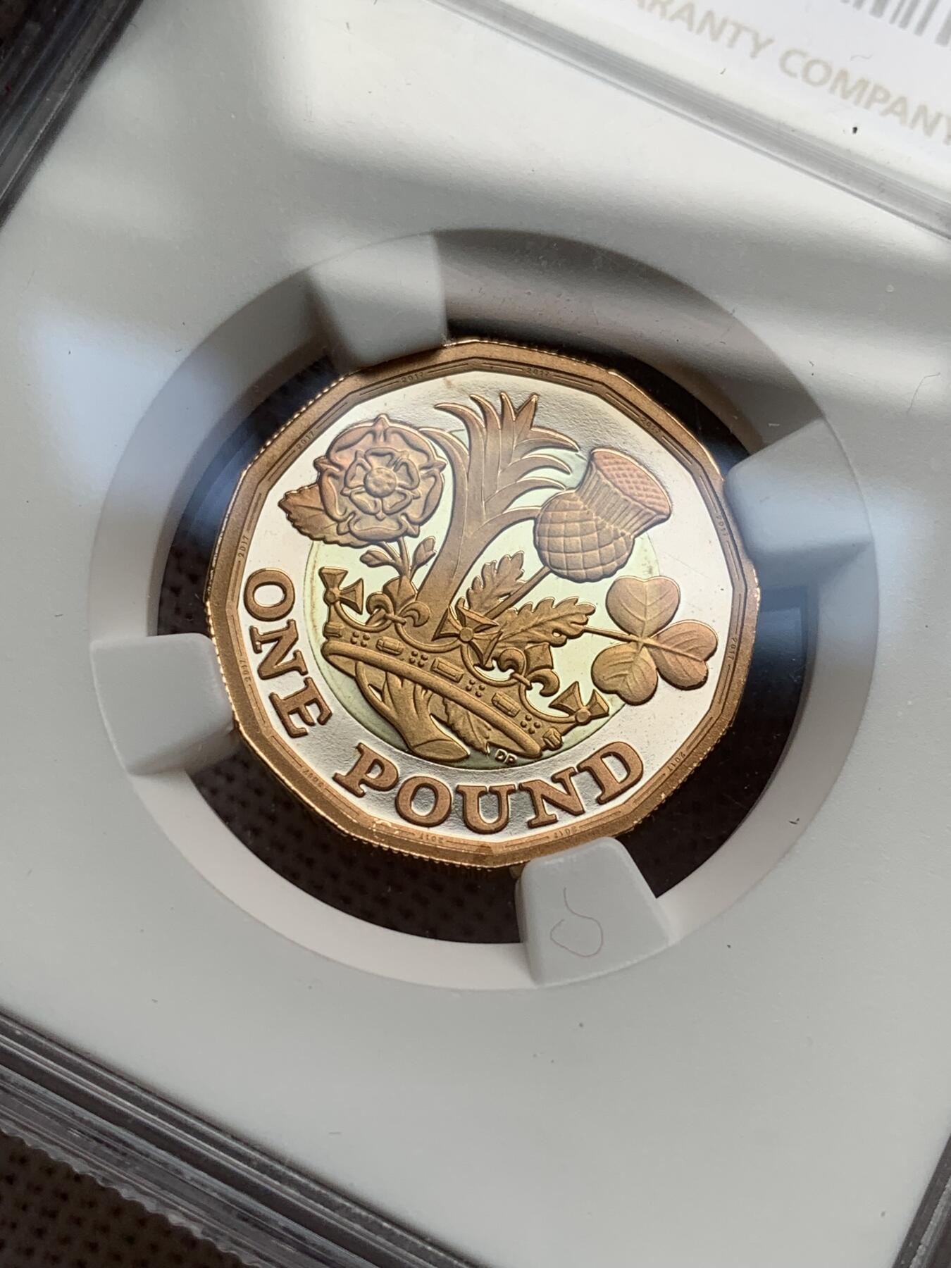 《竞宝斋》第277场- 周日，周一 2场连拍 （全场包邮） NGC PF69UC 英国2017年伊丽莎白二世12边形流通币 1英镑“自然之冠”特制金制版 女王的最后一版。内圈黄金，外圈玫瑰金 重量：17.72克。正反设计分别为：Jody Clark以及David Pearce。发行量2017套，皇家造币厂官网发售价为1130镑-10400人民币，盒证以及所有元件都齐全。金价大涨，料价评级费已超九千。国内仅见此枚，全球网站亦难觅踪迹。