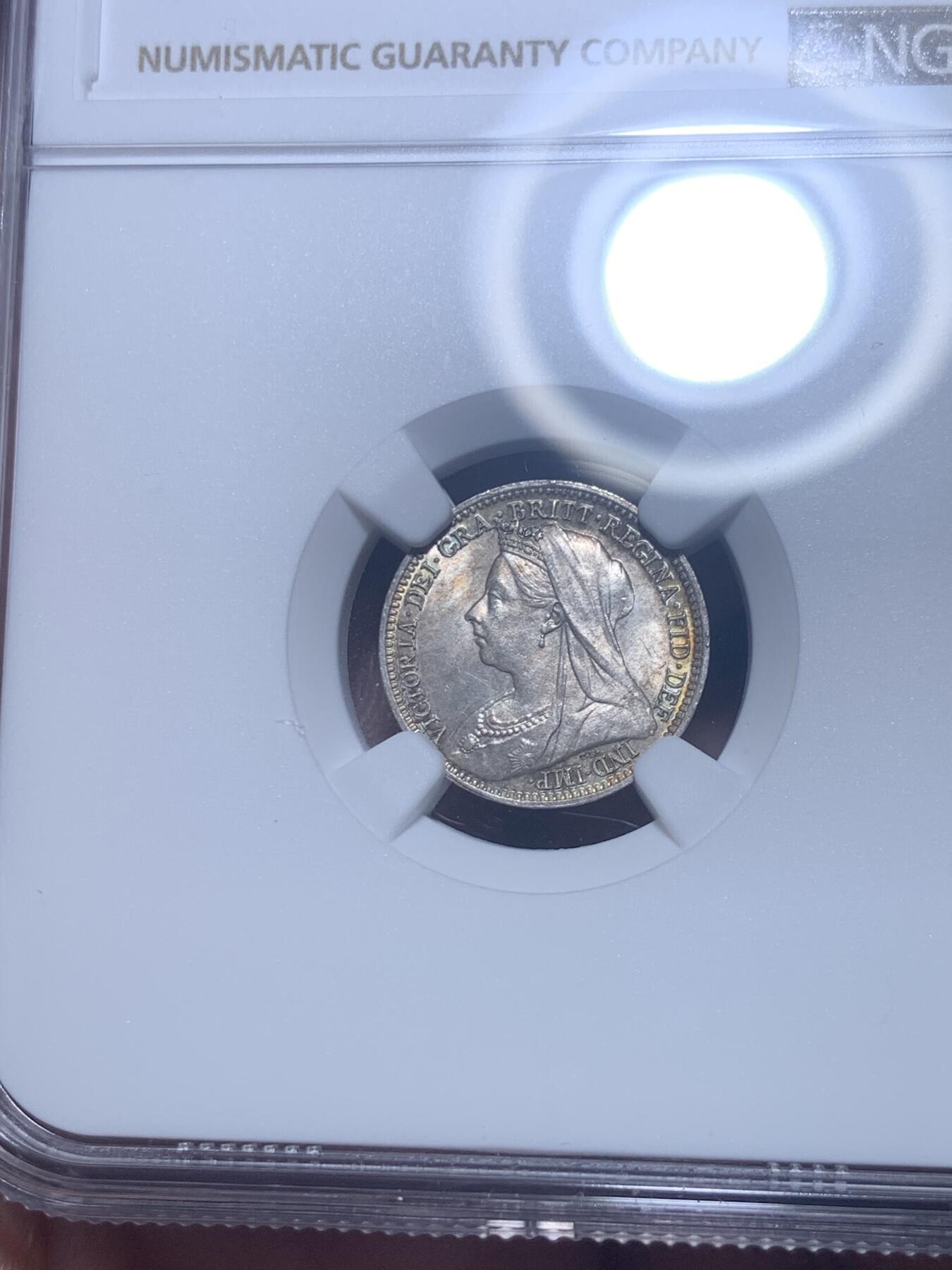 《竞宝斋》第277场- 周日，周一 2场连拍 （全场包邮） NGC MS64 英国1900年维多利亚女王3便士银币 流通版相较于濯足币要面对更多的流通考验，好品存世更加不易，正面略带镜面，非常漂亮的包浆。