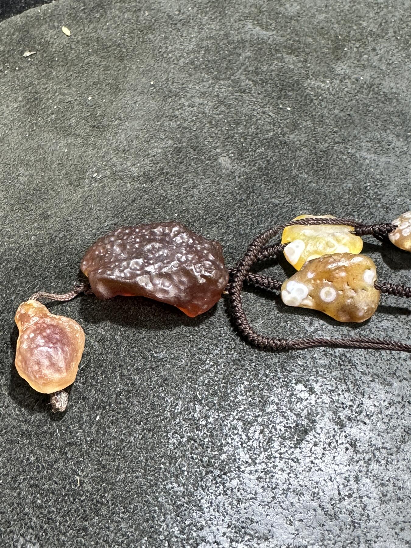 精美阿拉善彩珠彩眼玛瑙编织项链一条，