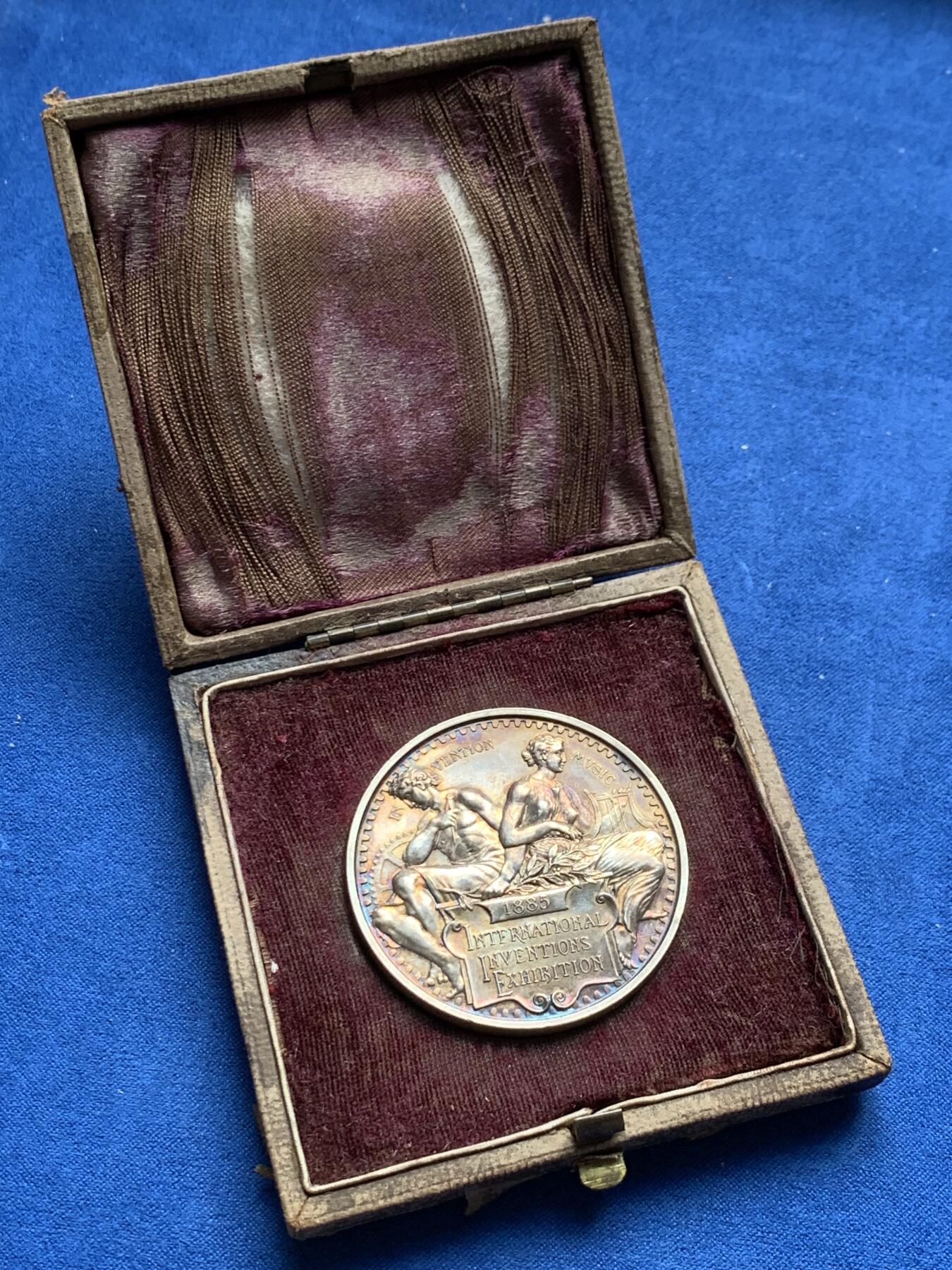 《竞宝斋》第277场- 周日，周一 2场连拍 （全场包邮） 英国1885年维多利亚国际发明与音乐展 L.C.WYON作品，BHM-3198，Eimer-1715，好东西带原盒 45.6克 45.5mm