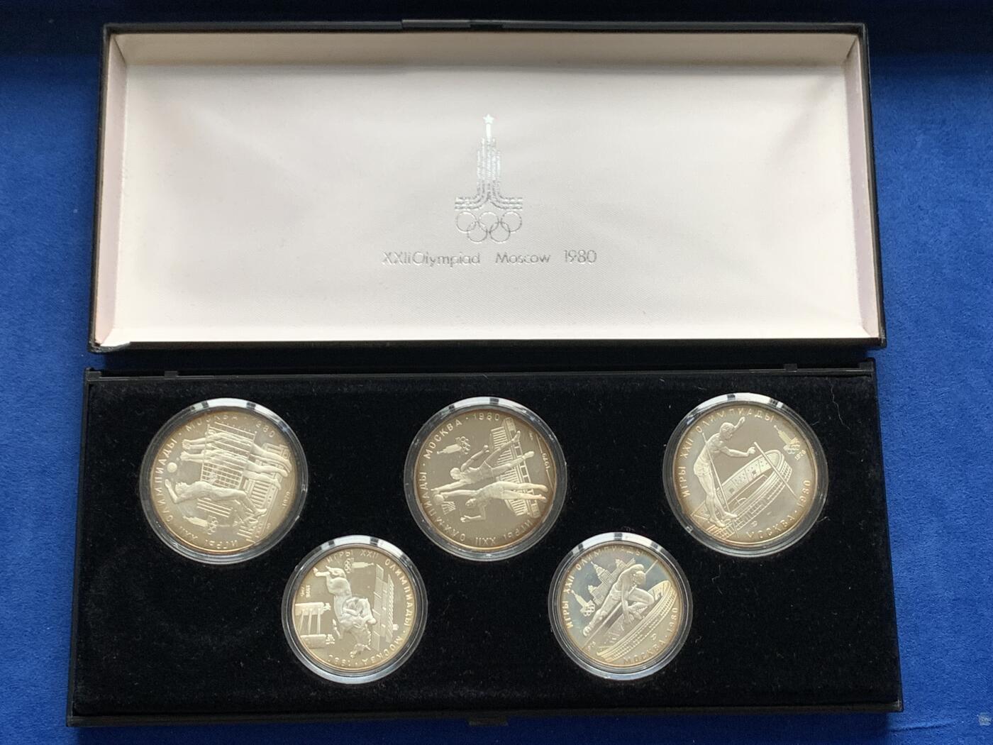 《竞宝斋》第277场- 周日，周一 2场连拍 （全场包邮） 苏联1980年莫斯科奥运会一套5枚纪念银币 苏联强盛时期发行的珍稀精美银币 一盒5枚，5卢布2枚（每枚重16.67克，0.925银）+10卢布3枚（每枚33.3克，0.925银）， 注：盒子有裂开，但能盖上。见图示