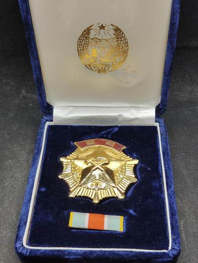 全场0元起拍 第164期 咸鱼国勋章拍卖专场 6月12日（周三）下午6：00开始 - 稀少 朝总联版烫金国徽盒带略 朝鲜劳动勋章