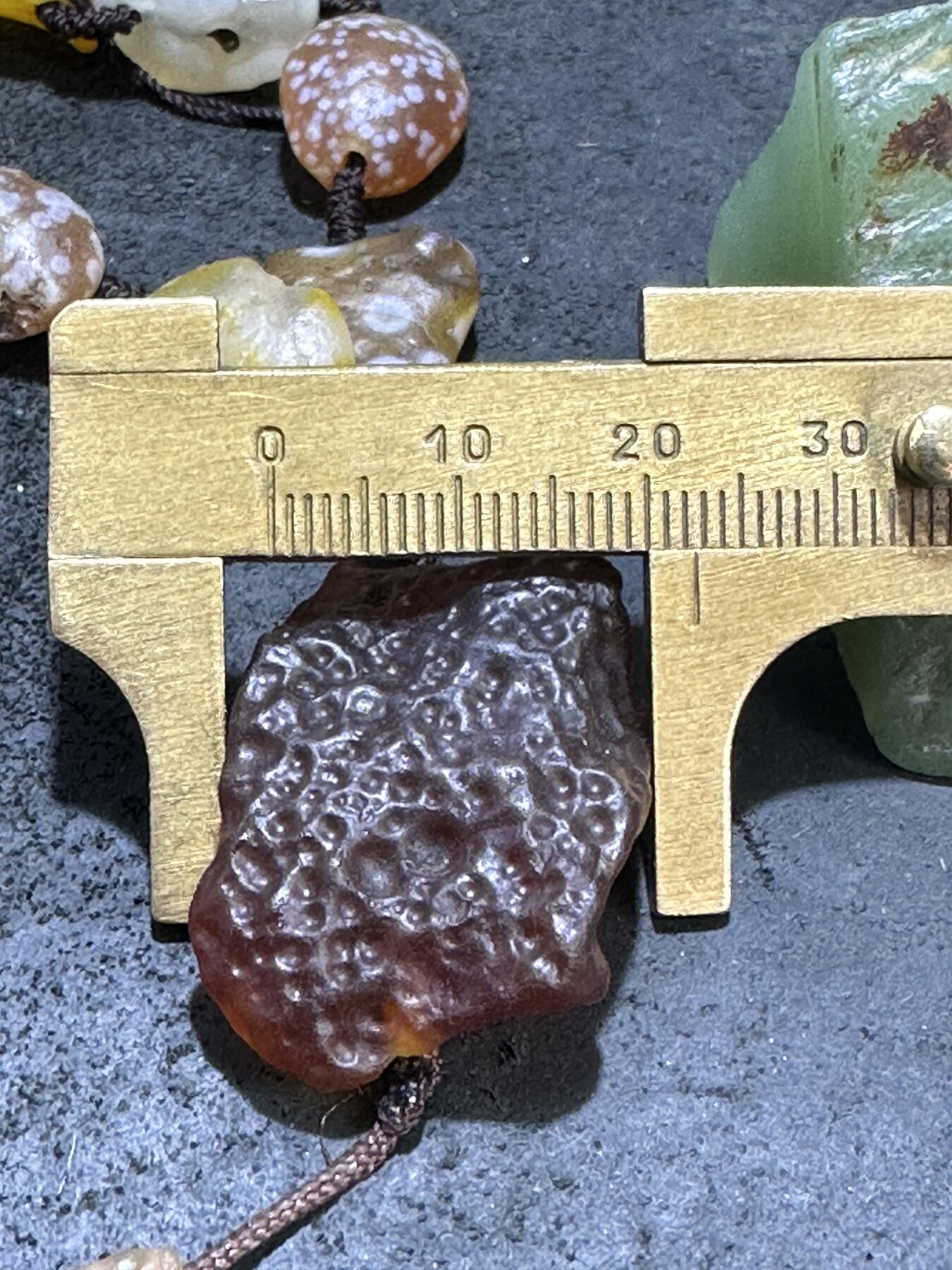 精美阿拉善彩珠彩眼玛瑙编织项链一条，