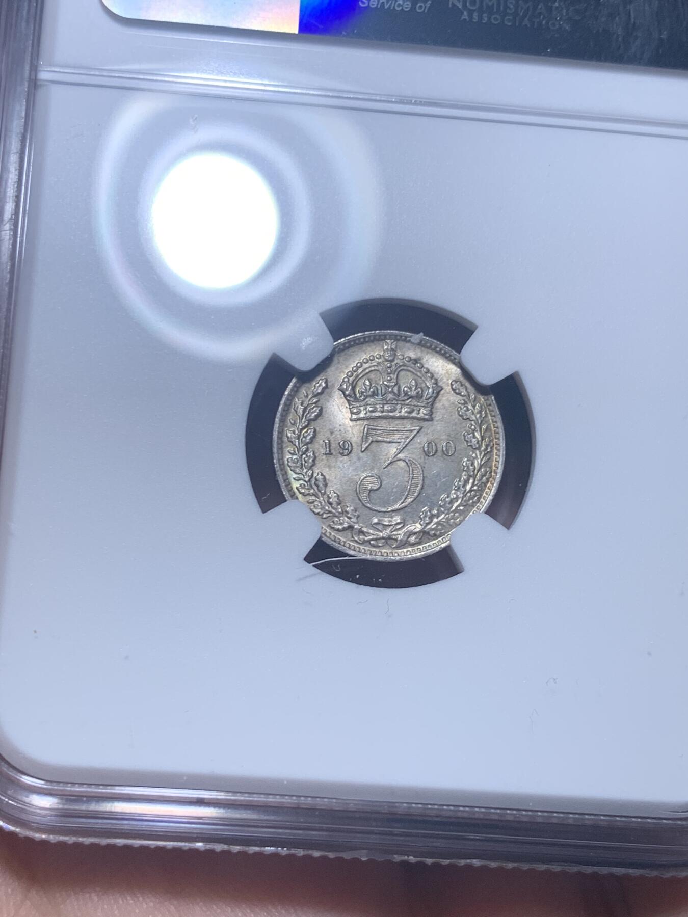 《竞宝斋》第277场- 周日，周一 2场连拍 （全场包邮） NGC MS64 英国1900年维多利亚女王3便士银币 流通版相较于濯足币要面对更多的流通考验，好品存世更加不易，正面略带镜面，非常漂亮的包浆。